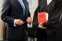 Foto Anw&auml;lte mit Gesetzbuch